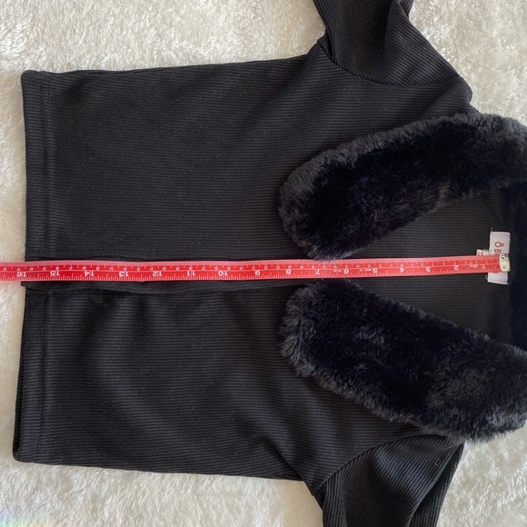SOLD -Faux-Fur Collar Ribbed Crop Top - Picture 6 of 8